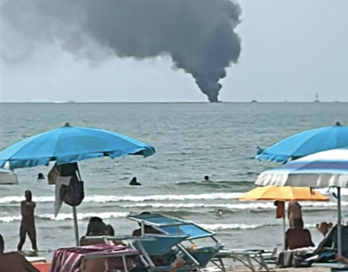 Ostia, il VIDEO della barca a fuoco davanti alla spiaggia: salvate 11 persone 1