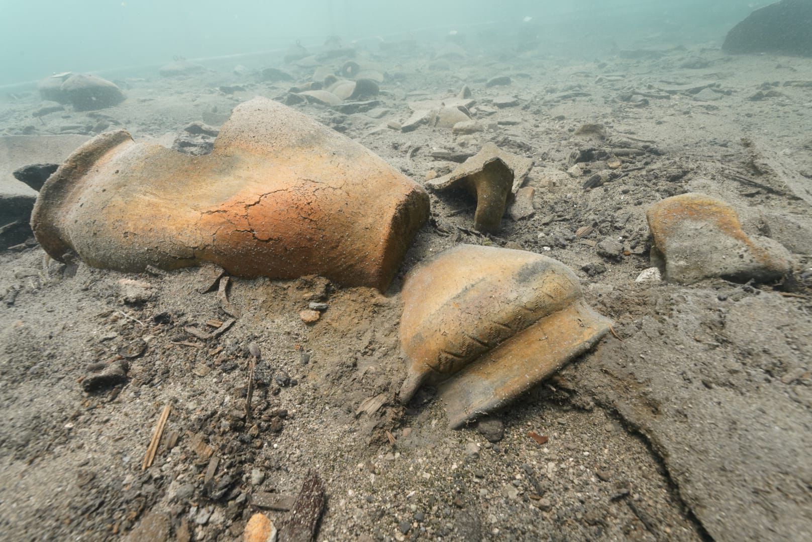 Vasi e statuette dell'età del ferro, il lago di Bolsena restituisce 150 tesori (VIDEO) 1