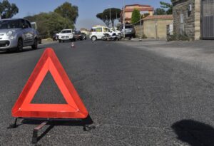 Acilia, moto contro auto: un ferito in codice rosso