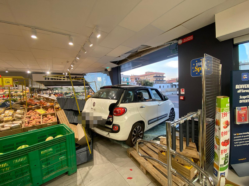 Fiumicino, auto ariete contro l'Eurospin: nuovo furto della banda dei supermercati 1