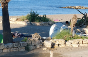 Ostia, le spiagge libere urbane sempre più occupate da senzatetto 1