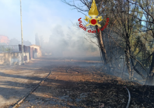 Borgata del Trullo, vasto incendio si avvicina alle case: la gente fugge (VIDEO) 2