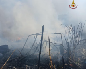 Roma est, incendio a un gruppo di baracche vicino a bombole gpl abbandonate: sul posto i vigili del fuoco 2