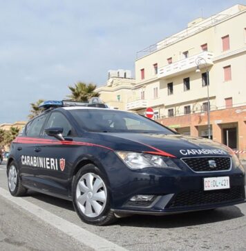Rapina a Ostia in pieno centro: vittima insegue il malvivente