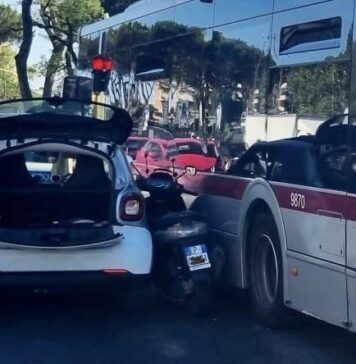 incidente bus, scooterista miracolato