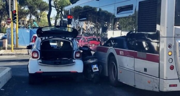 incidente bus, scooterista miracolato