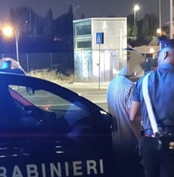 controllo dei carabinieri in una piazza dello spaccio