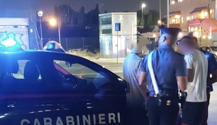 controllo dei carabinieri in una piazza dello spaccio