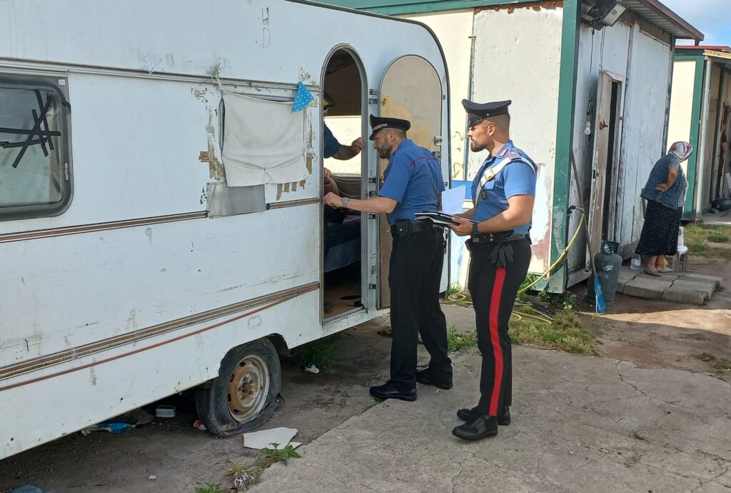 I carabinieri in un campo rom