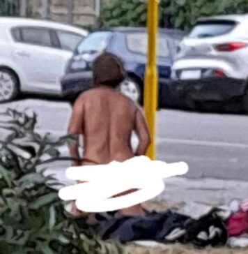 Ostia, donna nuda alla stazione davanti ai passanti