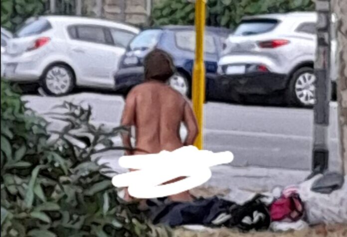 Ostia, donna nuda alla stazione davanti ai passanti