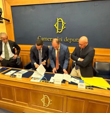 Da sinistra Antonio Del Greco, firma convenzione