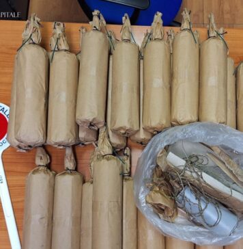 Fuochi d’artificio scoperti sotto un’auto: mistero ad Ostia Antica