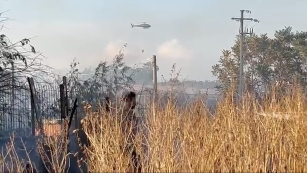 Incendio alle porte di Roma minaccia case, in azione due Canadair 1