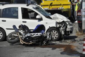 Acilia, moto contro auto: un ferito in codice rosso