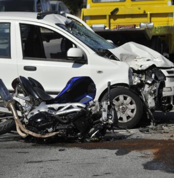 Acilia, moto contro auto: un ferito in codice rosso