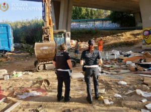 Porta Maggiore, la polizia locale sequestra 400 chili di oggetti recuperati dai rifiuti e destinati alla vendita illegale 1