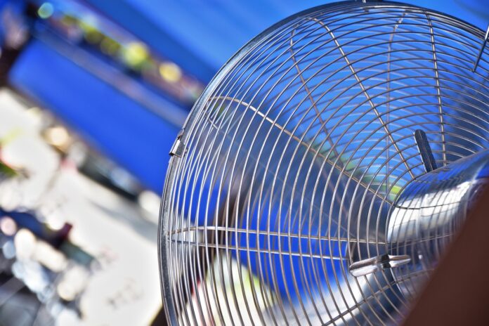 un ventilatore contro caldo e afa