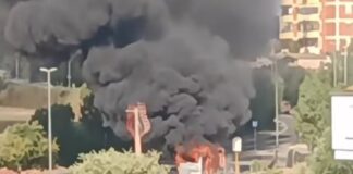 Bus a fuoco a Massimina: fumo nero si alza verso il cielo (VIDEO)