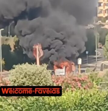 Bus a fuoco a Massimina: fumo nero si alza verso il cielo (VIDEO)