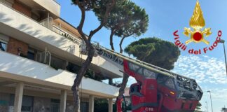 Santa Marinella, incendio sul balcone: momenti di paura per un’anziana