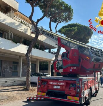 Santa Marinella, incendio sul balcone: momenti di paura per un’anziana