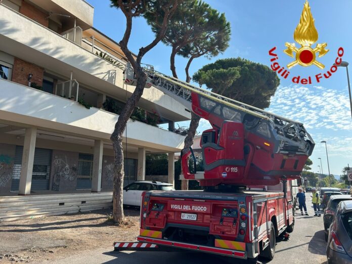 Santa Marinella, incendio sul balcone: momenti di paura per un’anziana