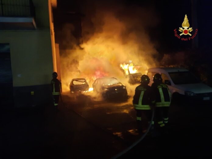 Incendio auto a Palestrina, tre vetture carbonizzate nella notte