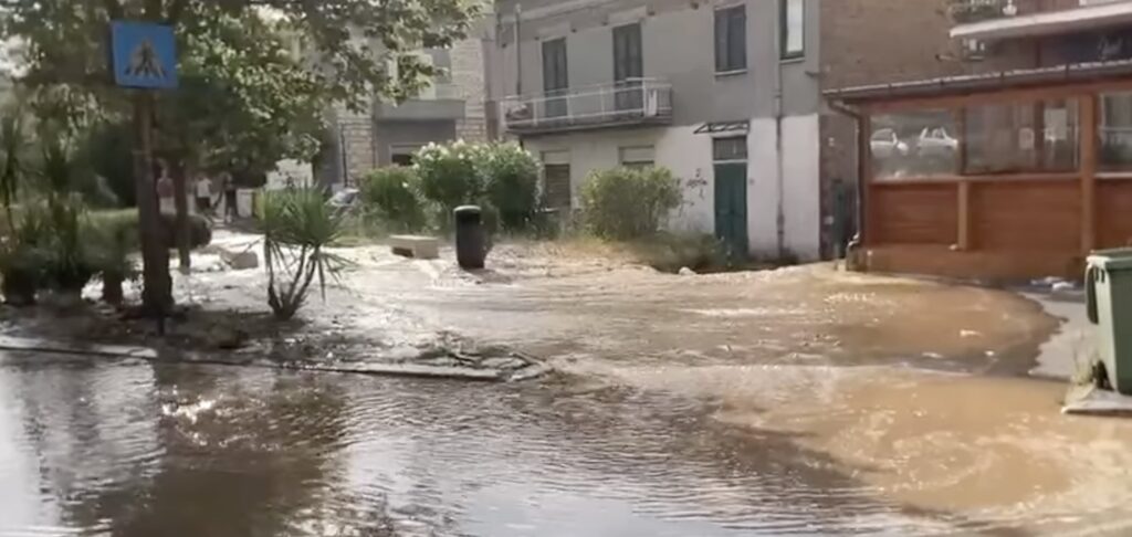 Guidonia, guasto a Villalba e Villanova: perdita d'acqua diventa ruscello (VIDEO) 2