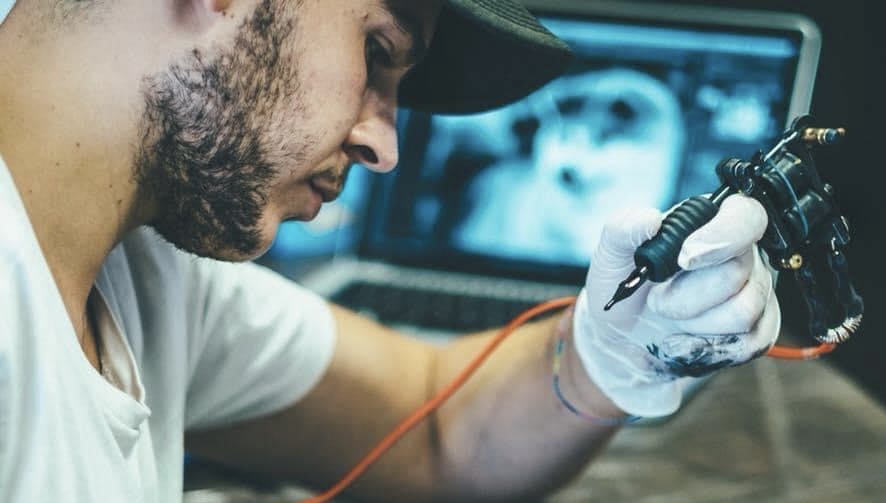 Roma, muore in moto il giorno del compleanno: l'addio al tatuatore Alessio Cruciani 1 Roma, muore in moto il giorno del compleanno: l'addio al tatuatore Alessio Cruciani 1