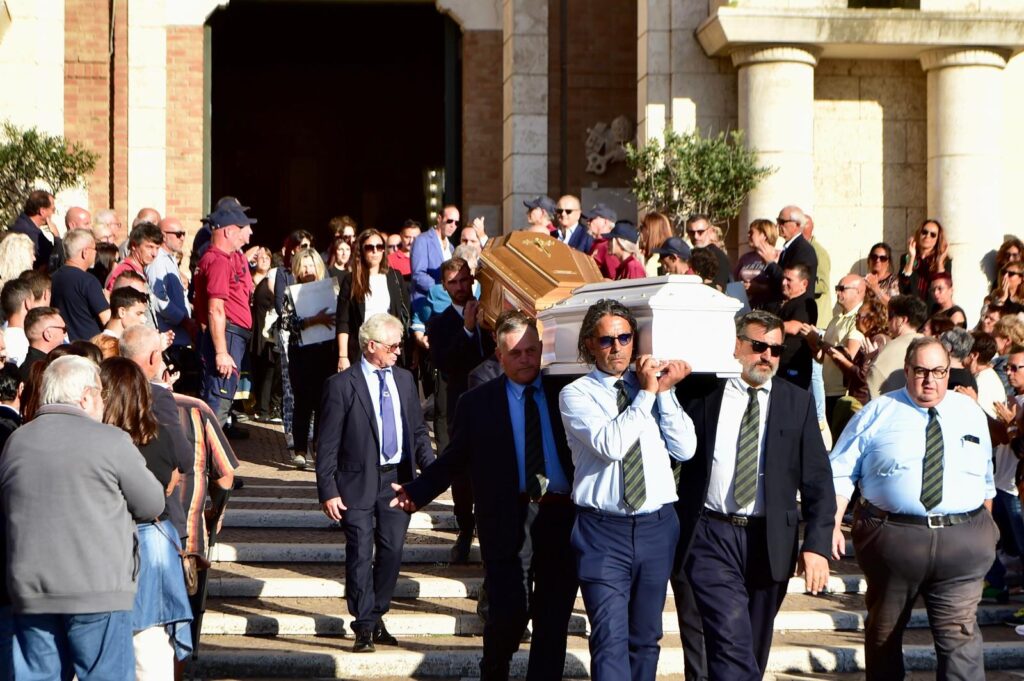 Incidente mortale di Nettuno, la città si stringe ai familiari durante i funerali del piccolo Santiago e della zia 1