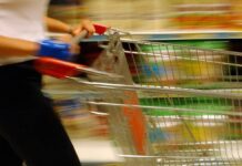 Furto nel parcheggio del supermercato, a Cerveteri: cliente derubata mentre carica la spesa