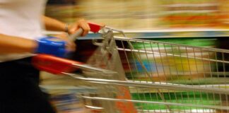 Furto nel parcheggio del supermercato, a Cerveteri: cliente derubata mentre carica la spesa