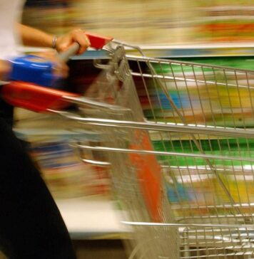 Furto nel parcheggio del supermercato, a Cerveteri: cliente derubata mentre carica la spesa