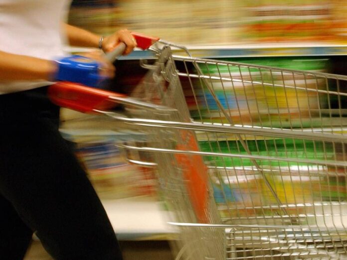 Furto nel parcheggio del supermercato, a Cerveteri: cliente derubata mentre carica la spesa