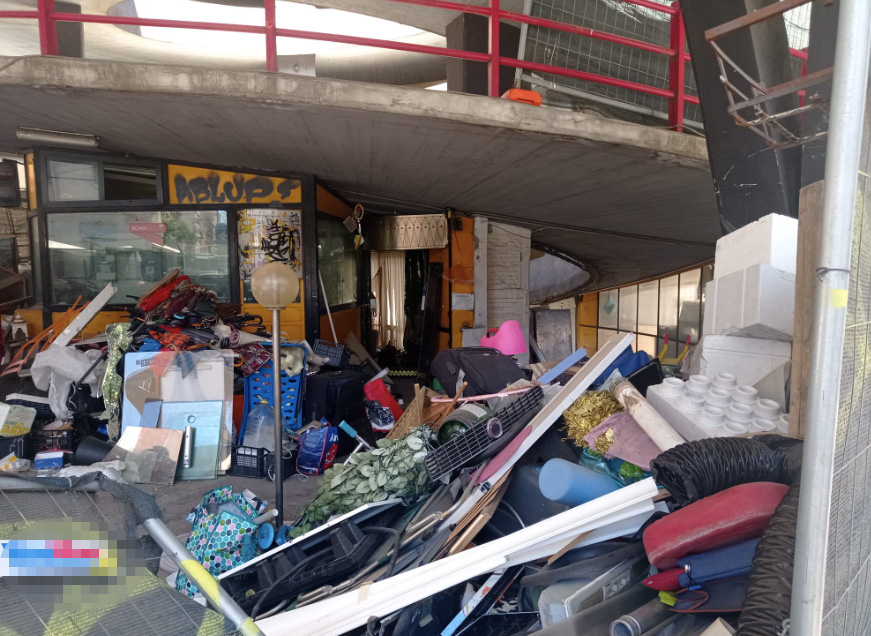 San Giovanni, il parcheggio multipiano è una discarica di rifiuti pericolosi: la denuncia 1