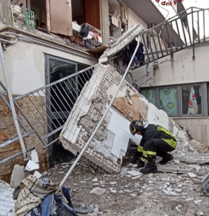 Esplosione in una palazzina di Roma est: un ferito grave trasportato in ospedale 1