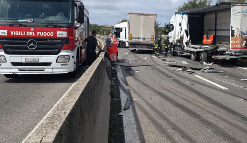 Scontro tra tir sulla Pontina: un ferito in codice rosso e traffico paralizzato 1