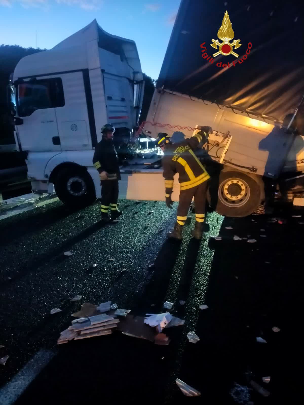 Tir perde un carico di veicoli sull'A1, autostrada chiusa 2