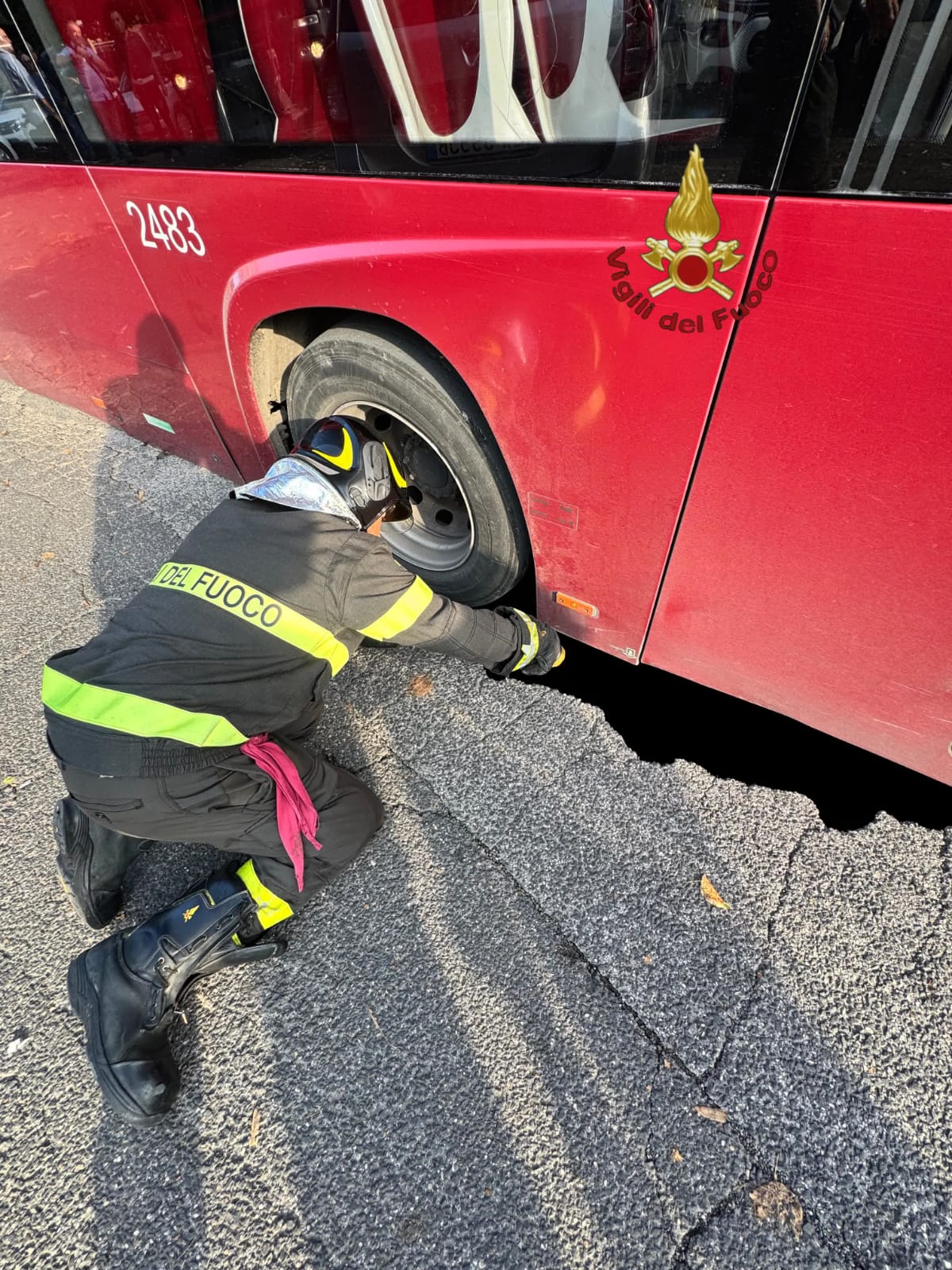 Roma, si apre una voragine: bus Atac sprofonda. Strada chiusa 2