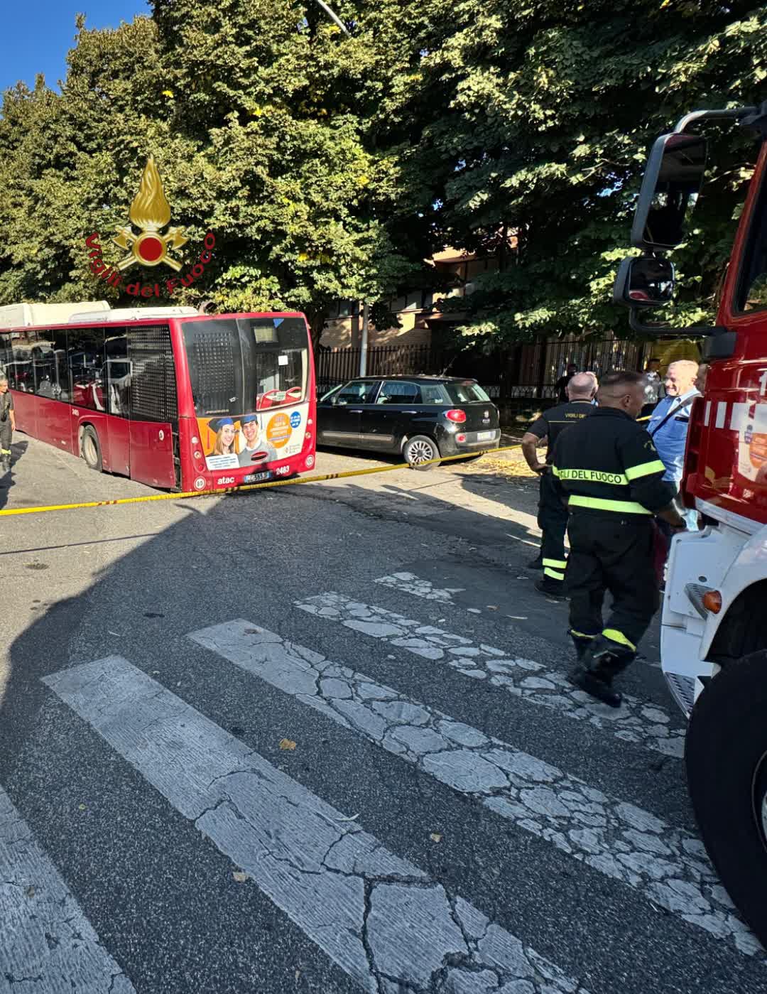 Roma, si apre una voragine: bus Atac sprofonda. Strada chiusa 3