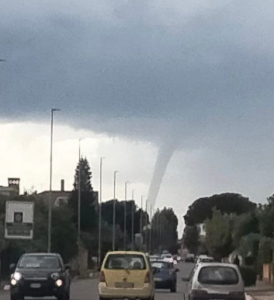 Ostia, la tromba marina sfiora il litorale. L’esperta: “Dovremo farci l’abitudine, ecco perché” (VIDEO) 1