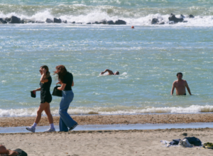 A Ostia gli ultimi bagni (anche involontari) della stagione turistica 2