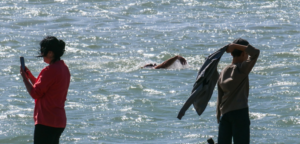 A Ostia gli ultimi bagni (anche involontari) della stagione turistica 1