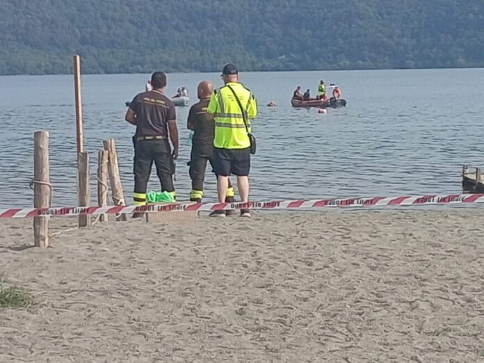 Le ricerche dei due ragazzi annegati nel lago di Castel Gandofo