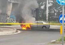 Fuoco e fumo nero: auto in fiamme sotto i ponti di Dragona (VIDEO)