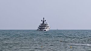 Polar Star, nuovo superyacht di lusso davanti alla costa di Ostia 1