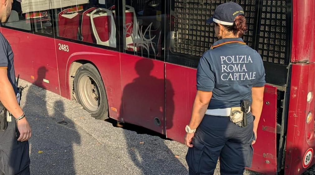 Roma, si apre una voragine: bus Atac sprofonda. Strada chiusa 1