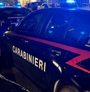 Carabiniera investita a un posto di blocco sul litorale: elisoccorsa, è grave