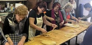 Le cuoche di Sant'Angelo al lavoro in uno stand